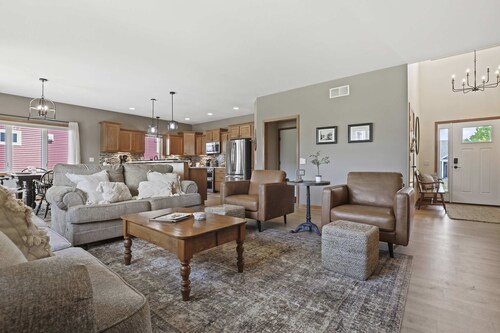 25min to Capitol - KING Suite - Game Room - Groups