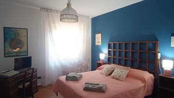 5 bedrooms, iron/ironing board, WiFi, bed sheets