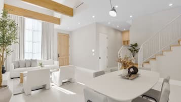 Villa de lujo, varias camas, acceso a la alberca, vista a la alberca (Villa Camellia) | Interior