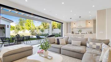 Vila superluxo, várias camas, acesso à piscina, vista para a piscina (Villa Camellia) | Área de estar | TV de tela plana 65 polegadas com canais digitais, lareira