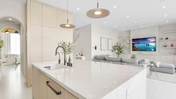 Vila superluxo, várias camas, acesso à piscina, vista para a piscina (Villa Camellia) | Parte interna