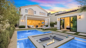 Piscina externa, espreguiçadeiras