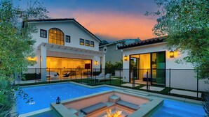 A modern house with a swimming pool, outdoor seating, and a fire pit. - Villa Camellia - Charming 5 BR Home in the Heart of Studio City (Studio City)