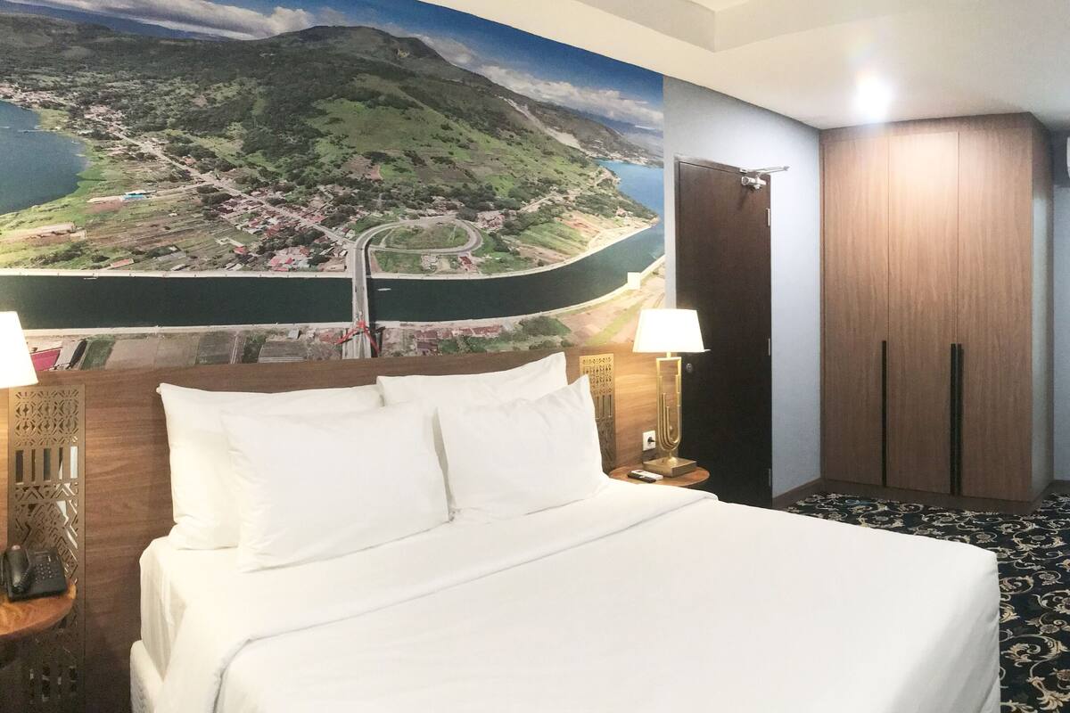 皇家套房 | 高档床上用品、Select Comfort 床、办公桌、遮光窗帘