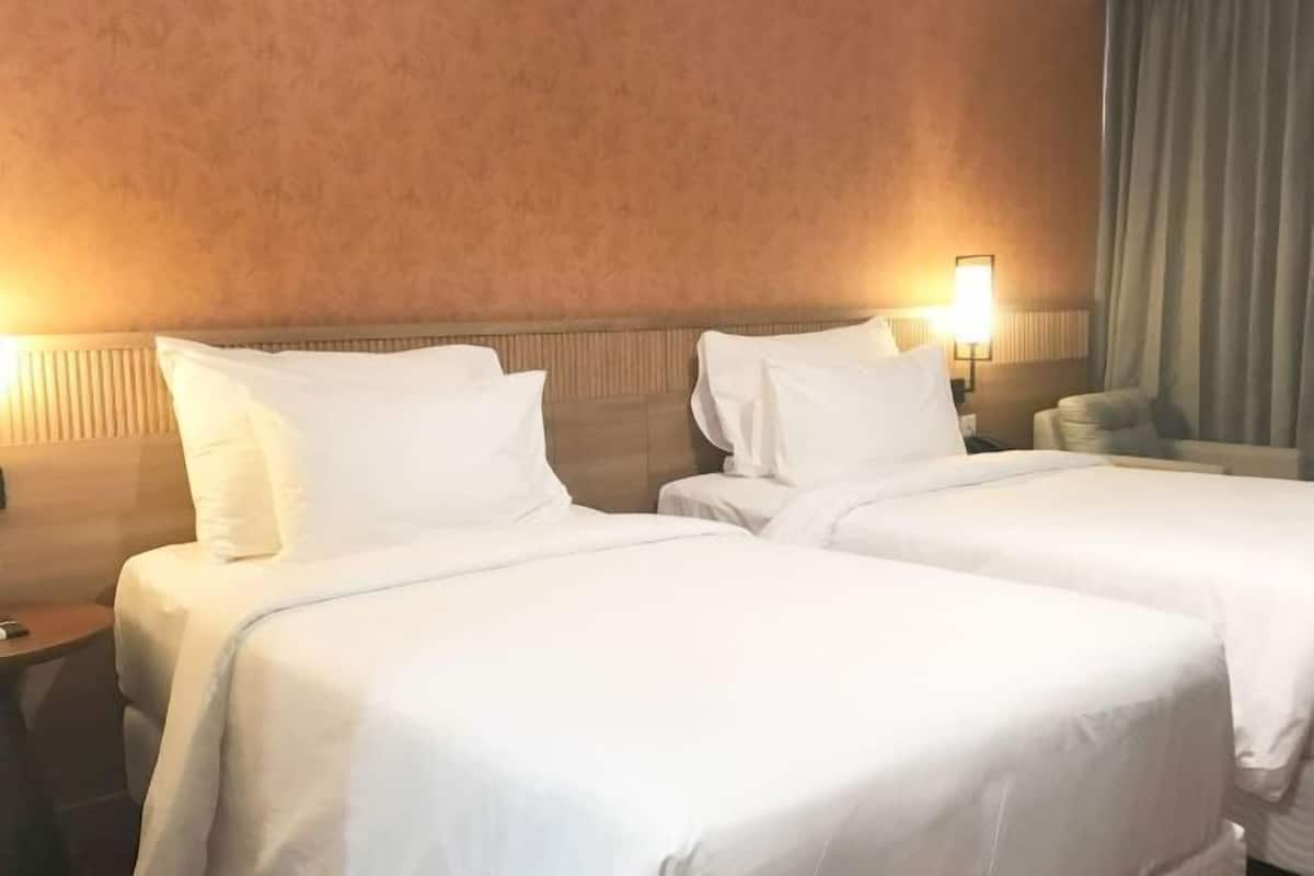 1 bedroom, premium bedding, Select Comfort beds, desk