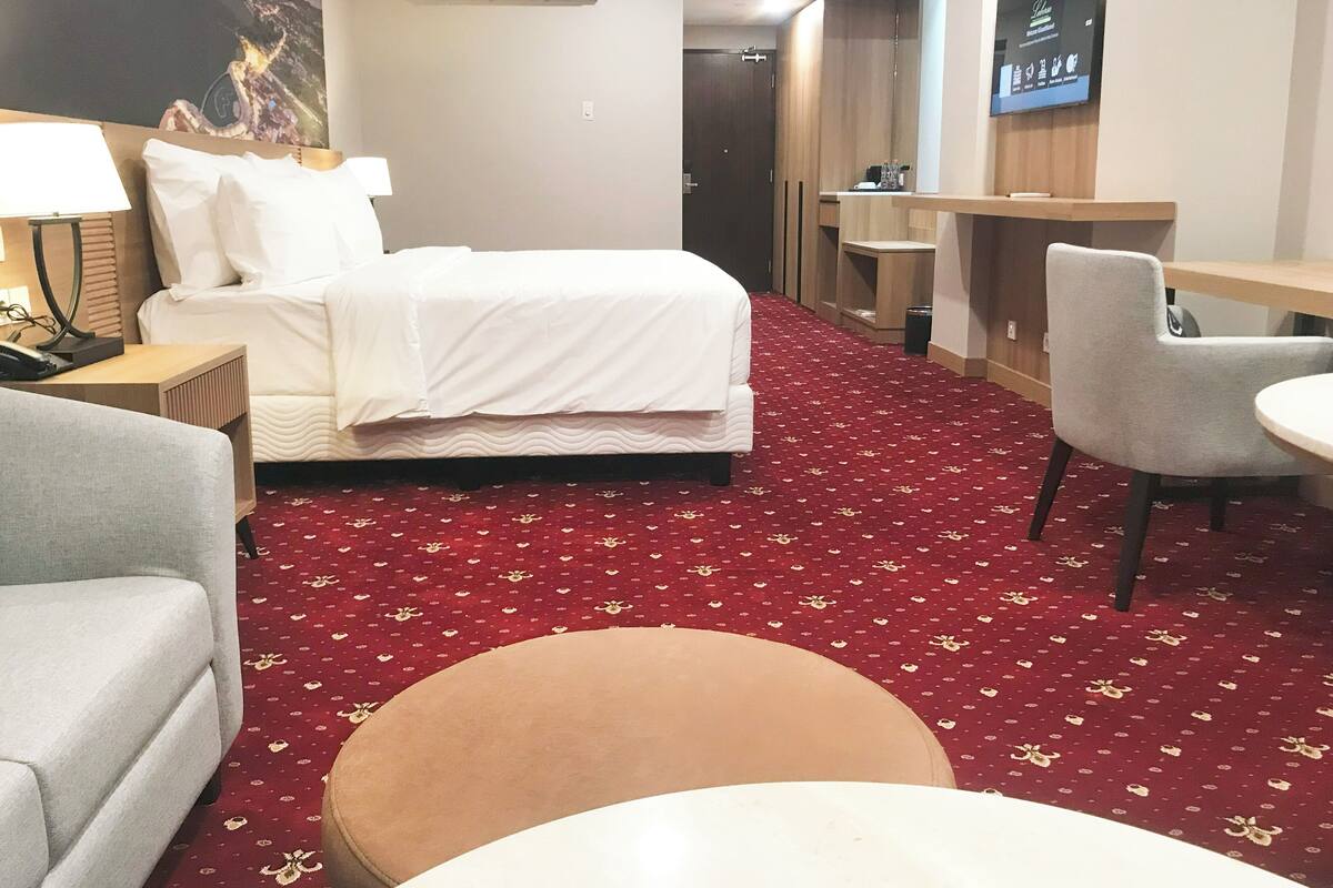 小型套房 | 高档床上用品、Select Comfort 床、办公桌、遮光窗帘