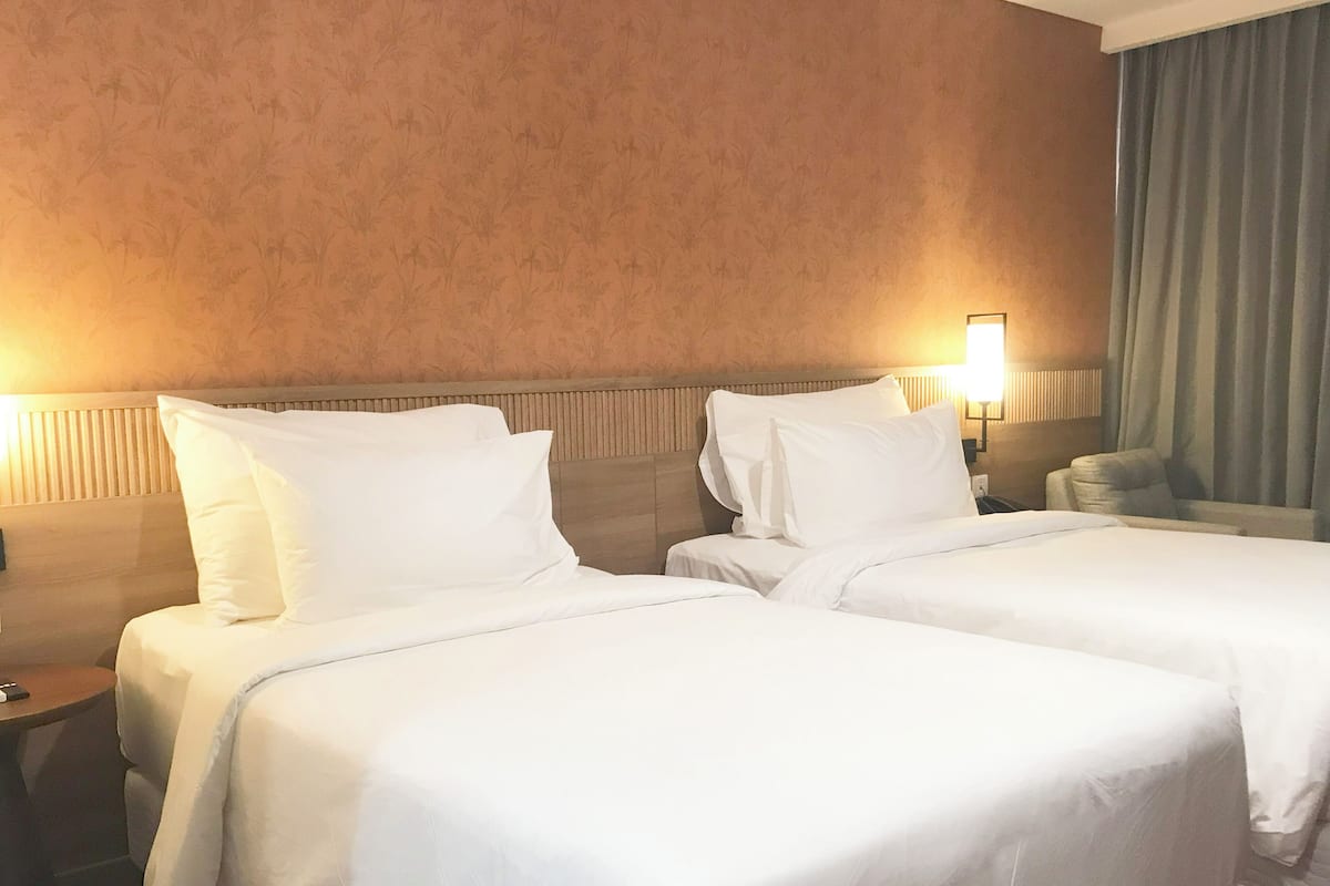 Deluxe Twin Room | 1 bedroom, premium bedding, Select Comfort beds, desk