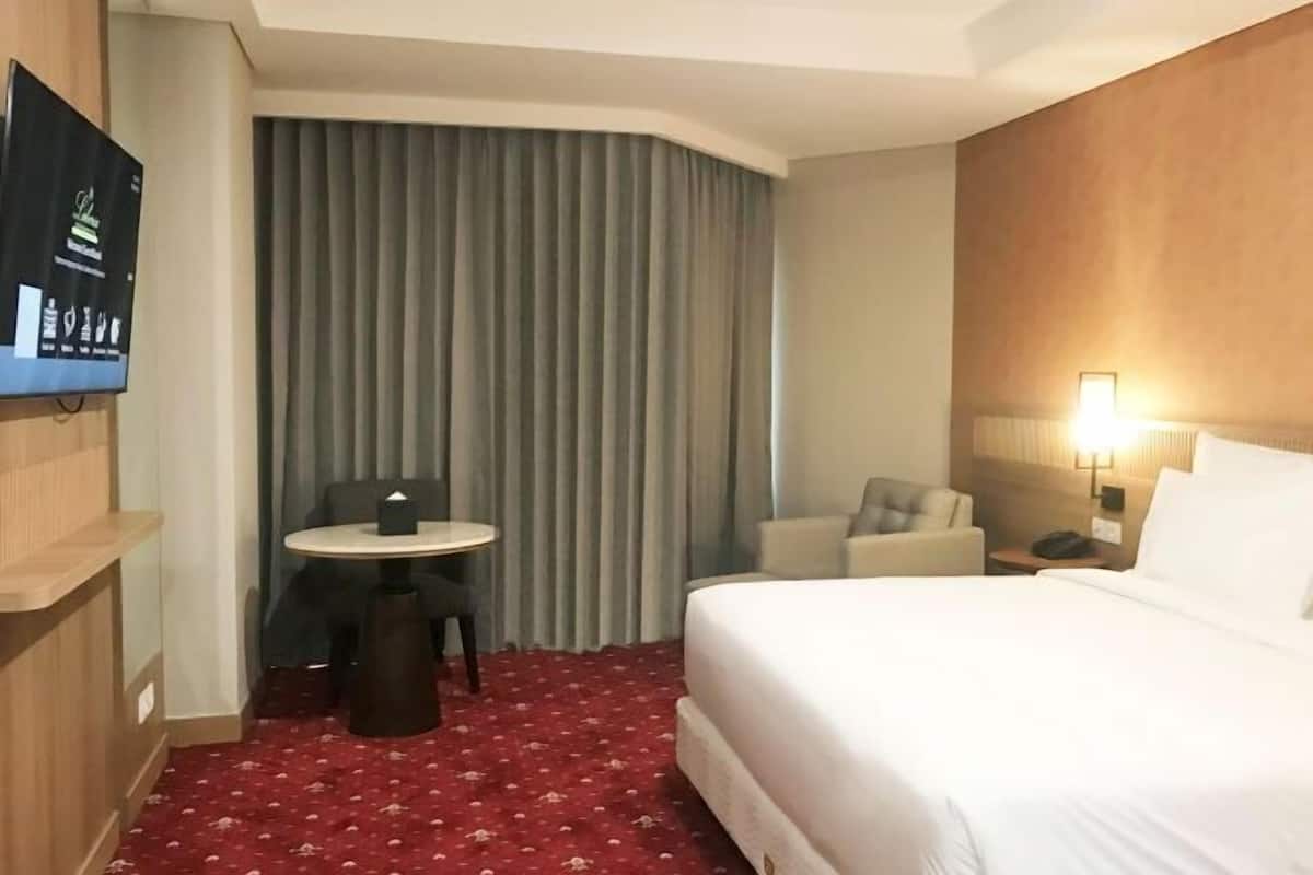1 bedroom, premium bedding, Select Comfort beds, desk