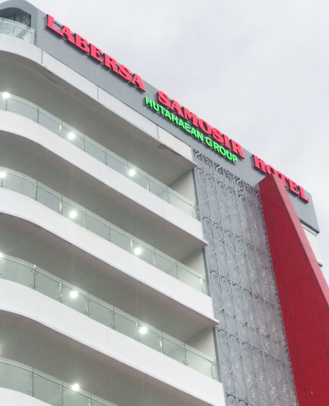 A hotel sign with "LABERS SAMOS HOTEL" and "HUTAHAEAN GROUP" written on it.