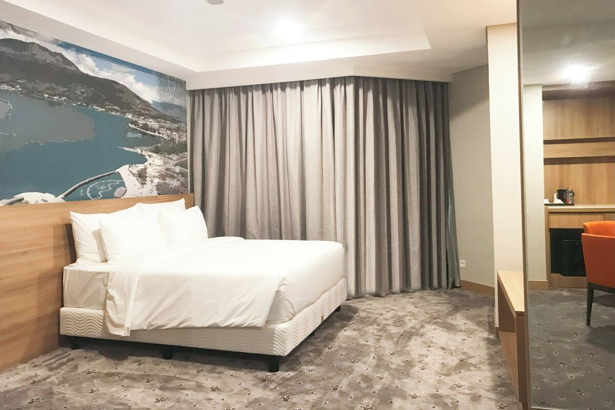 行政套房 | 高档床上用品、Select Comfort 床、办公桌、遮光窗帘
