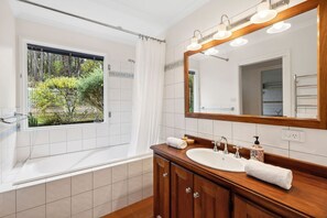 Bathroom - Yarringa Beach House (Fairhaven)