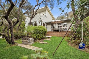 Outdoor dining - Yarringa Beach House (Fairhaven)