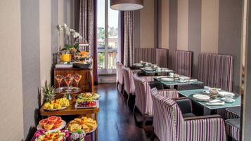 Café da manhã com buffet todos os dias mediante uma taxa