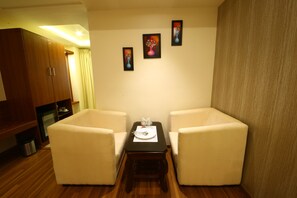 Luxury-Doppelzimmer | Wohnbereich | Fernseher