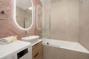 Douche, sĂšche-cheveux, serviettes fournies, shampoing