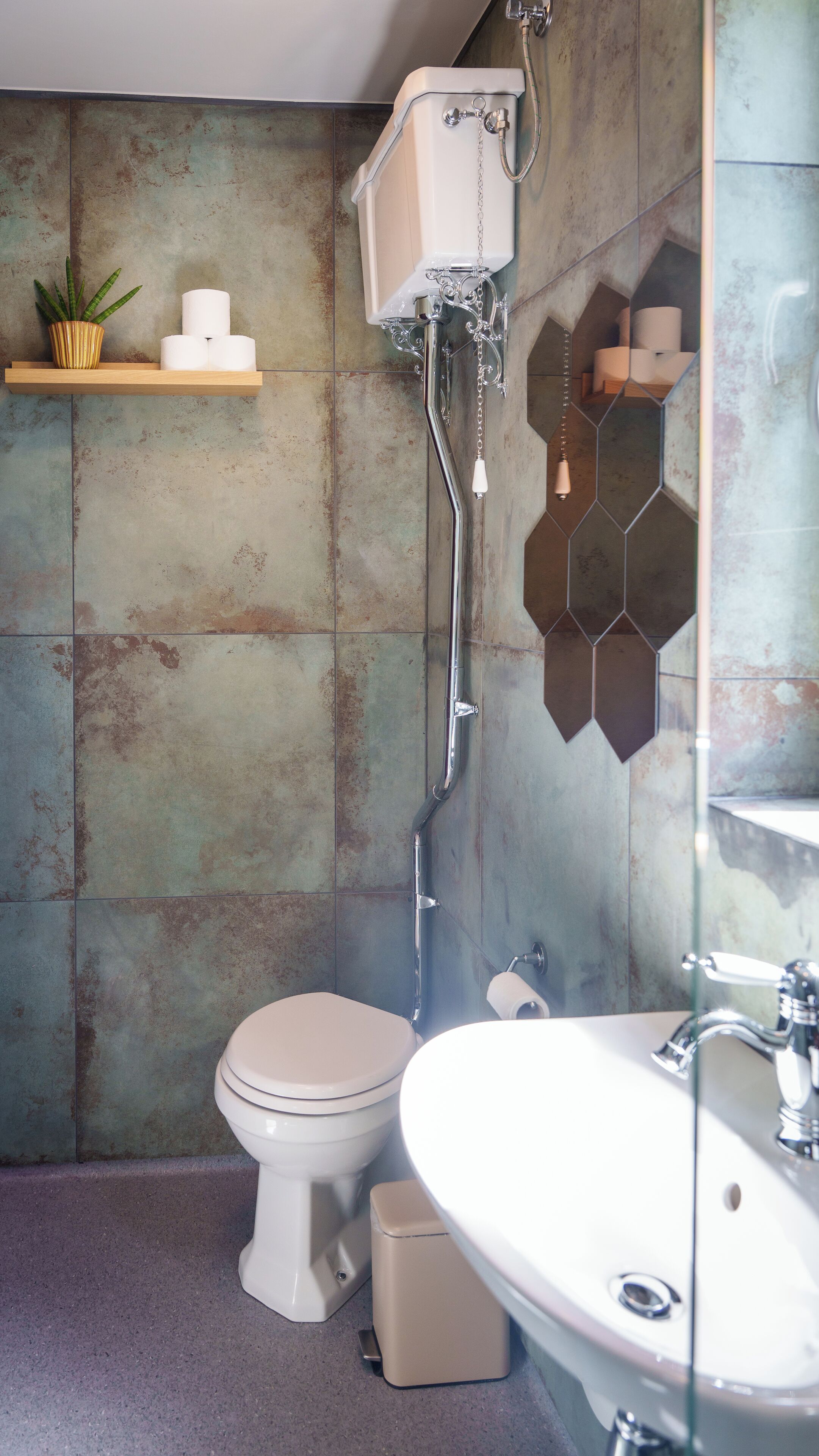 Un baño con inodoro, lavabo y ducha.