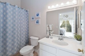 Suihku, hiustenkuivaaja, pyyhkeet