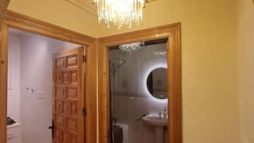 Combined shower/tub, deep soaking tub, hair dryer, towels