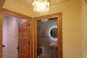 Chuveiro/banheira combinados, banheira de imersão, secador de cabelo 