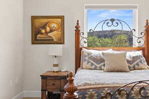 3 bedrooms, desk, free WiFi, bed sheets