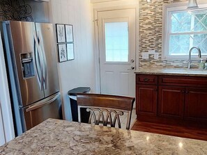 Jääkaappi, mikroaaltouuni, uuni, liesi