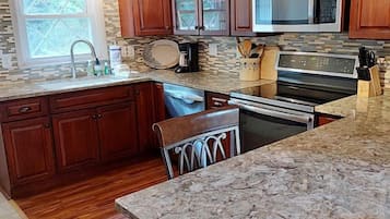 Geladeira, micro-ondas, fogão, cooktop