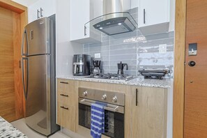 Køleskab, ovn, kogeplade, kaffe-/temaskine