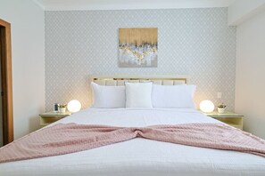 1 bedroom, desk, iron/ironing board, WiFi - Spectacular, Centric 1BR Apt, King Bed, Pool Gym, Beautiful Social Area Near All (Santo Domingo)