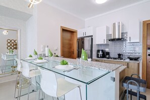 冷蔵庫、オーブン、コンロ、コーヒー / ティーメーカー