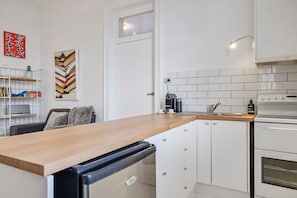 Réfrigérateur, micro-ondes, four, plaque de cuisson