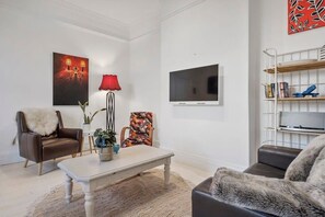 TV, fireplace, offices - Urban Vibes at Grappa Court North Hobart (North Hobart)