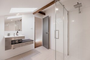 Douche, sèche-cheveux, serviettes fournies