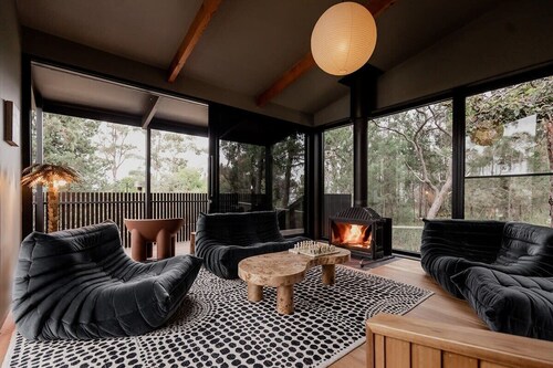 'Sisters' - Cliff top cabin with hot tub