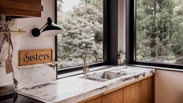 Een koelkast, een microgolfoven, een oven, een kookplaat