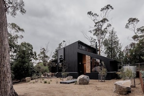 Exterior - 'Sisters' - Cliff top cabin with hot tub (Spring Beach)