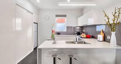 Two Bedroom Inner-City Retreat with Free Parking