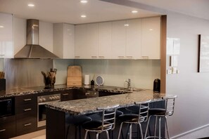 Fridge, microwave, oven, stovetop - Fantastic CBD Apartment with Views (Hobart)