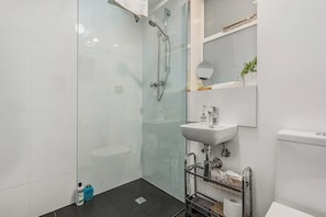 Dusche, Haartrockner, Handtücher