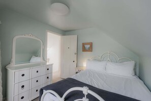 4 bedrooms, iron/ironing board, WiFi, bed sheets - Historic 'Connage' in the centre of Battery Point (Battery Point)