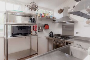 Microwave, oven, stovetop, coffee/tea maker - Historic 'Connage' in the centre of Battery Point (Battery Point)