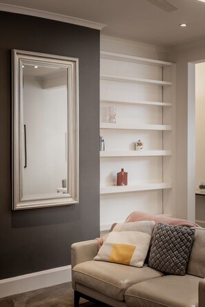 TV, books, offices - Fenton Cottage on the fringe of Hobart (Dynnyrne)