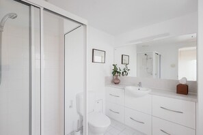 Shower, hair dryer, towels