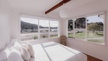 3 quartos, ferros/tábuas de passar roupa, roupa de cama