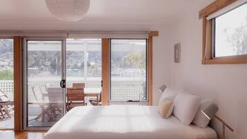 3 habitaciones, tabla de planchar con plancha y ropa de cama