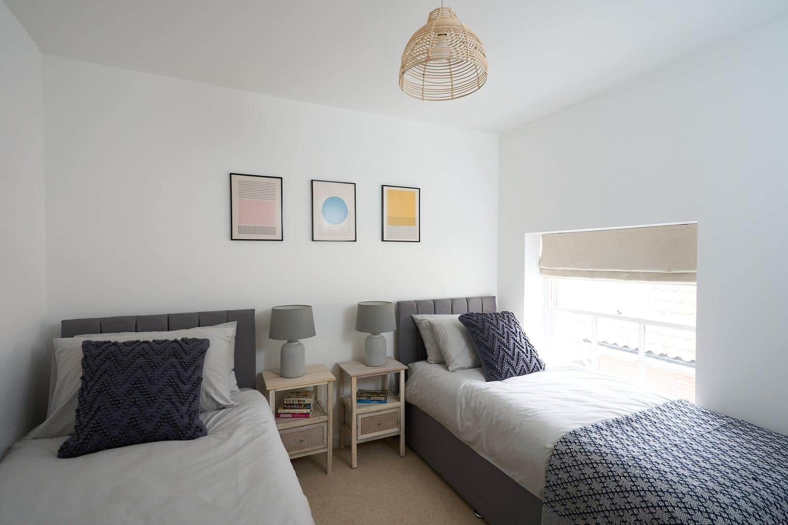 4 habitaciones, tabla de planchar con plancha, wifi y ropa de cama 