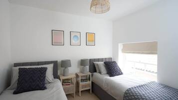 4 habitaciones, tabla de planchar con plancha, wifi y ropa de cama