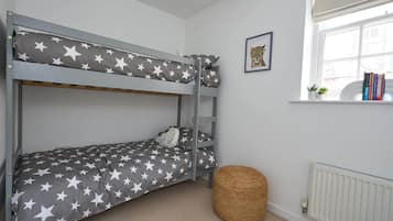 4 bedrooms, iron/ironing board, WiFi, bed sheets