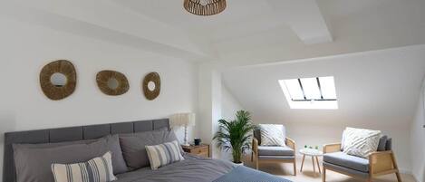 4 habitaciones, tabla de planchar con plancha, wifi y ropa de cama
