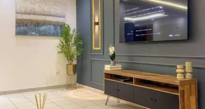 Spacious 3-bedroom apartment with AC, Super fast Wifi