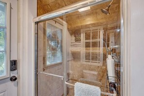 Dusche, kostenlose Toilettenartikel, Haartrockner, Handtücher